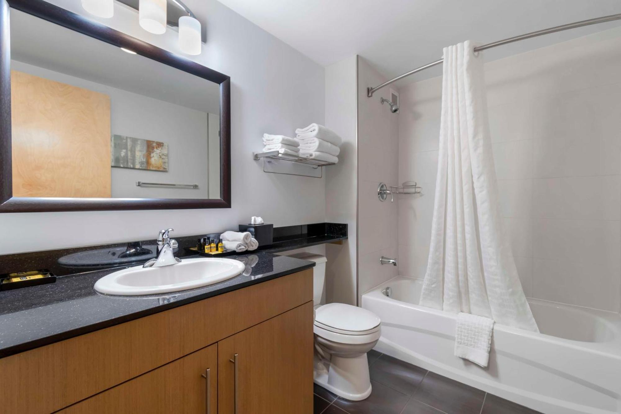 Hotel Western Airport &